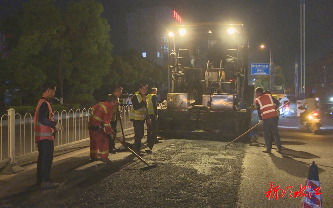 冷水江市政工程管理处：开启“夜间模式”道路养护“不断档”