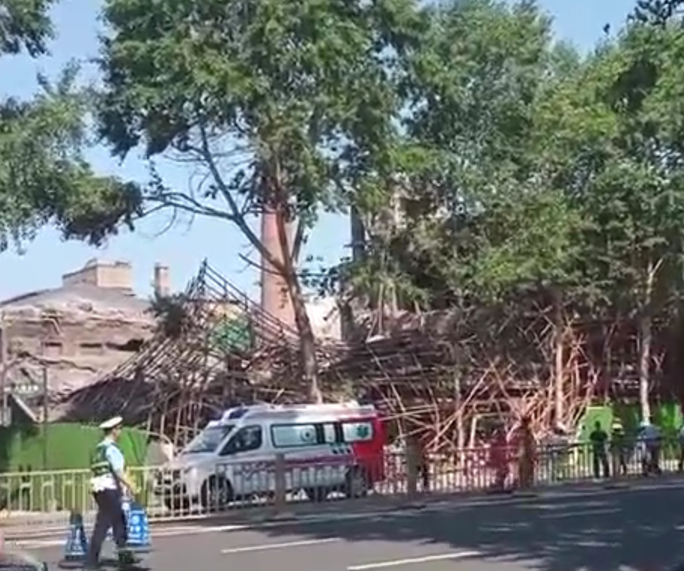 长春一老旧三层建筑局部坍塌！2名施工人员被困其中1人已被救出