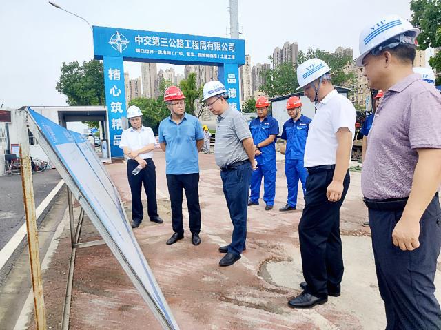 湖北省武汉市总工会为高温一线建筑工人送清凉