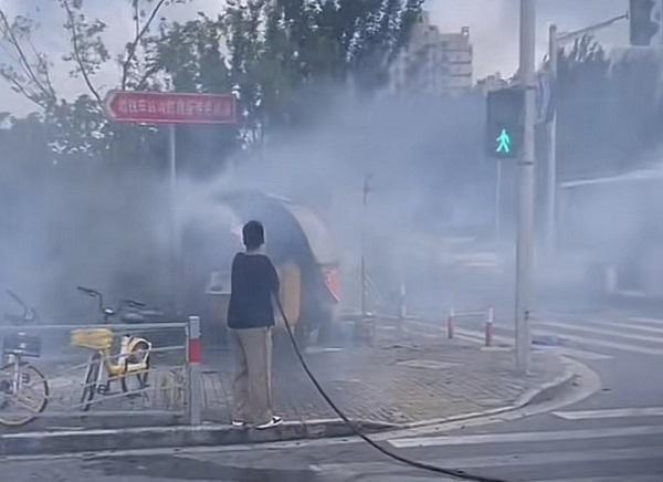 闵行一早餐车起火！市政工程车抽出水管……
