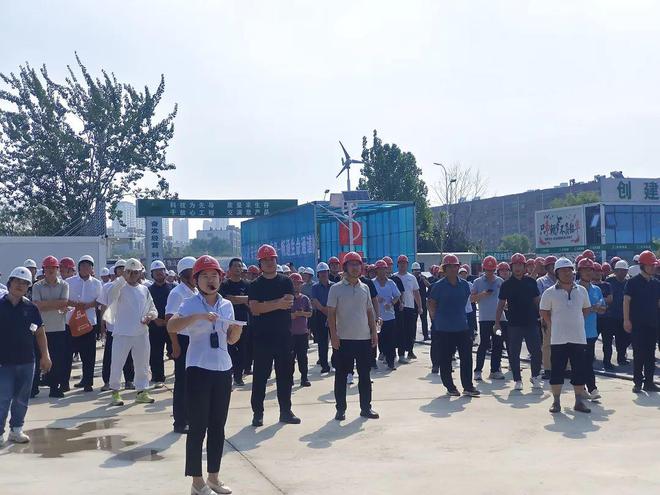 德城区建设局召开8月份全区建筑施工安全生产暨扬尘防治观摩活动会议