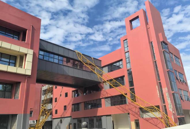 郑州一小学内施工塔吊倒塌砸向建筑连廊回应：多部门到场处置未造成人员伤亡(图2)