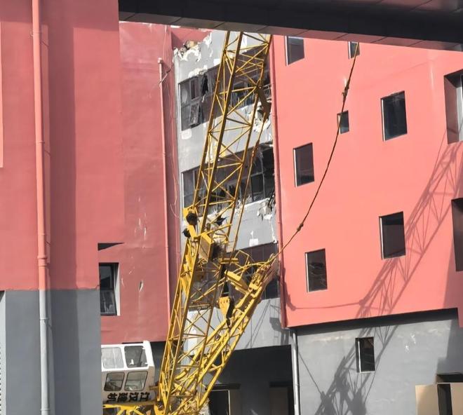 郑州一小学内施工塔吊倒塌砸向建筑连廊回应：多部门到场处置未造成人员伤亡