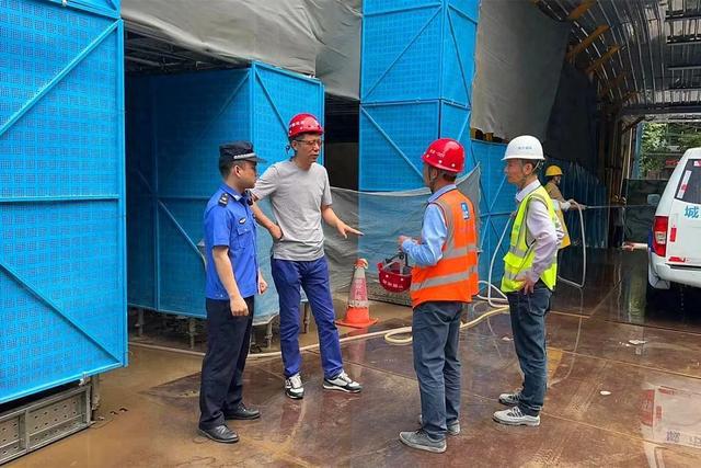 聚焦建筑工地文明施工TA们开展专项执法检查