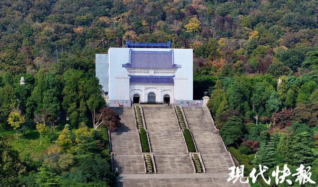 为了不给游客留遗憾中山陵祭堂用建筑巨幅喷绘围挡施工