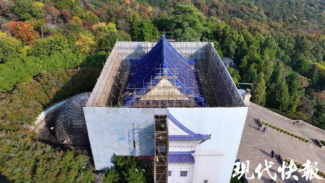 为了不给游客留遗憾中山陵祭堂用建筑巨幅喷绘围挡施工(图4)