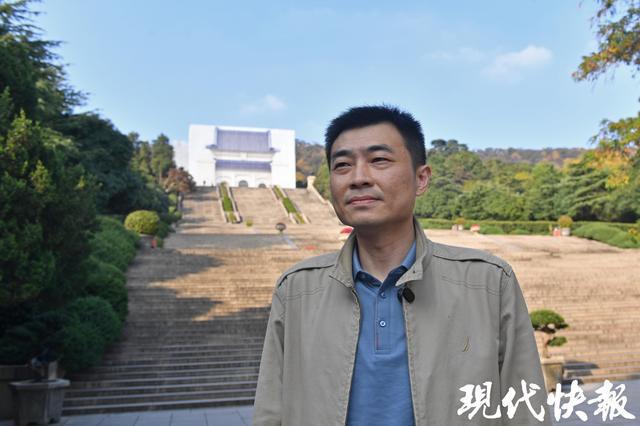 为了不给游客留遗憾中山陵祭堂用建筑巨幅喷绘围挡施工(图2)