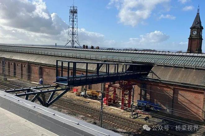 【海外桥讯每周一桥】韩国一高速公路在建桥梁坍塌、英国达灵顿车站安装50吨人行天桥