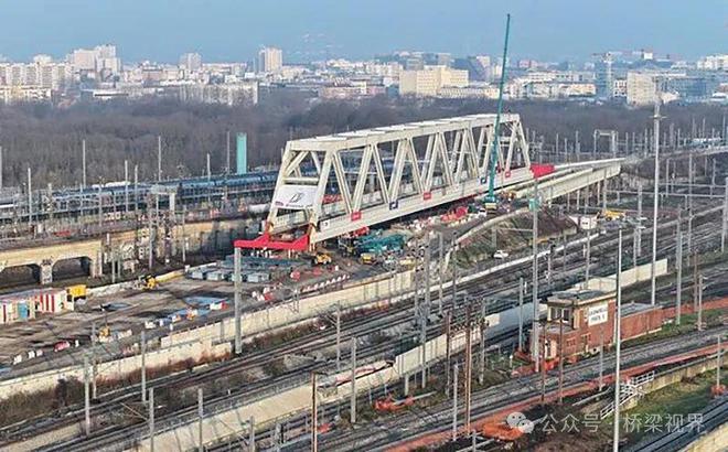 【海外桥讯每周一桥】韩国一高速公路在建桥梁坍塌、英国达灵顿车站安装50吨人行天桥(图2)