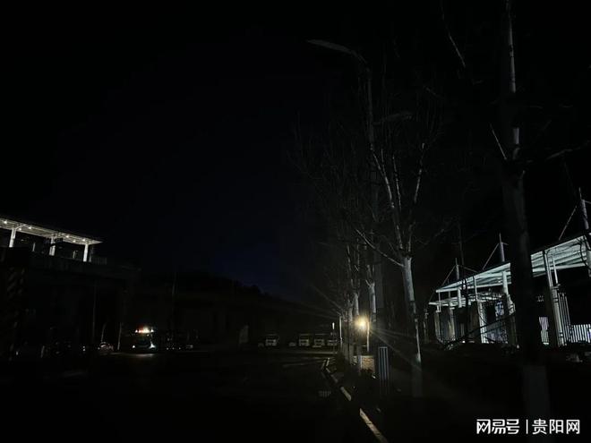 老湾塘路路灯熄了半个月部门及时点亮