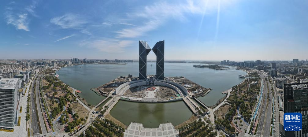 上海：临港新片区中银金融中心外立面幕墙施工收尾地标建筑雄姿初现(图4)