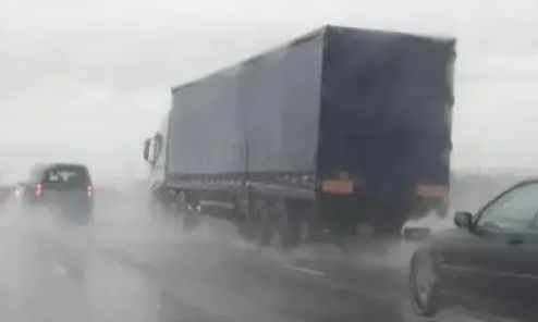 下班风雨交加！大风降雨行车安全指南→(图4)