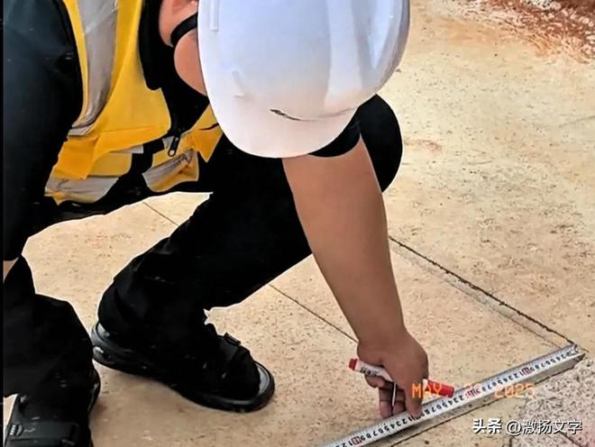 全红婵家的小别墅做完了基础弹线全爸驾驶霸王龙车前来进行验收(图2)