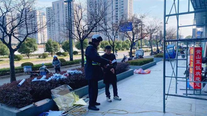 网红大绿坡人多车多如何管？(图4)