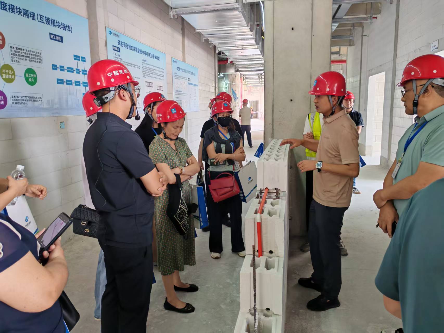 全国工程建设标准化专项培训班学员来黔观摩磷石膏应用场景(图2)