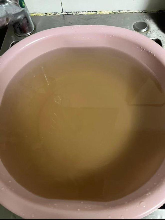沈阳地铁施工致居民家中流“黑水”自来水公司：大量放水可解决不认可水费可以等邻居放水(图3)