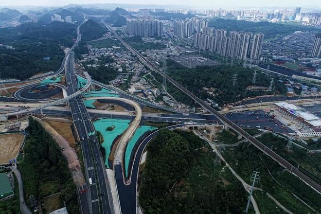 贵安扩容项目观山湖枢纽路面摊铺完成(图1)