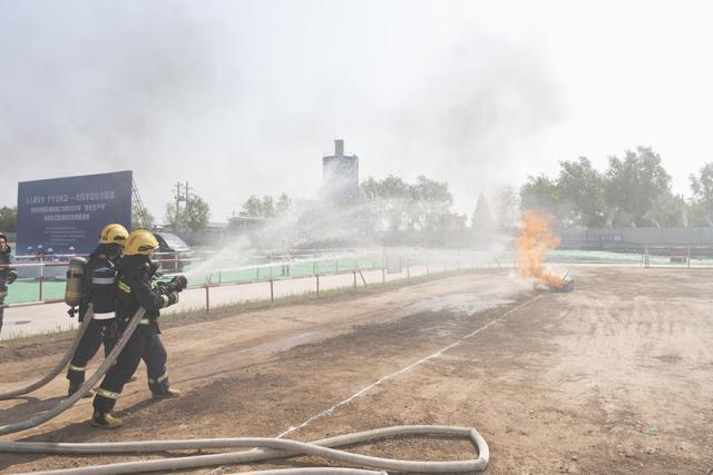 宝鸡市凤翔区举行2025年建筑施工领域“安全生产月”活动启动仪式暨消防应急救援演练(图2)