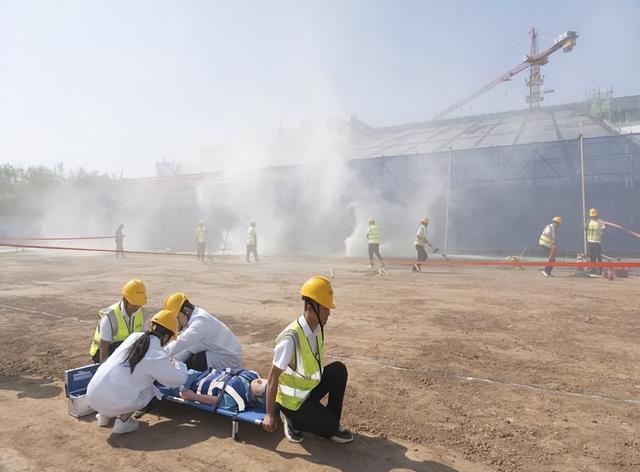 宝鸡市凤翔区举行2025年建筑施工领域“安全生产月”活动启动仪式暨消防应急救援演练(图3)