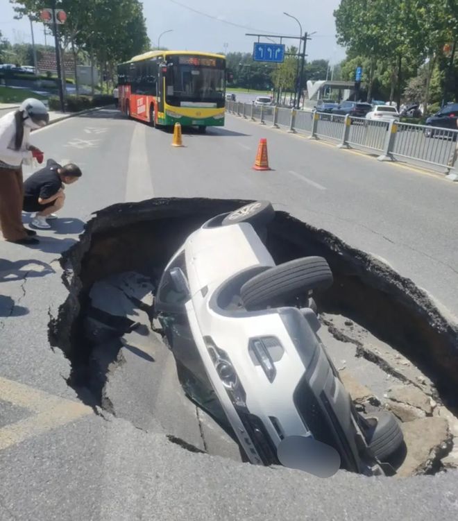 合肥一道路发生塌陷4名人员被救出！(图2)