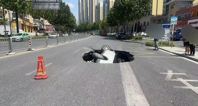 合肥一道路发生塌陷4名人员被救出！(图1)
