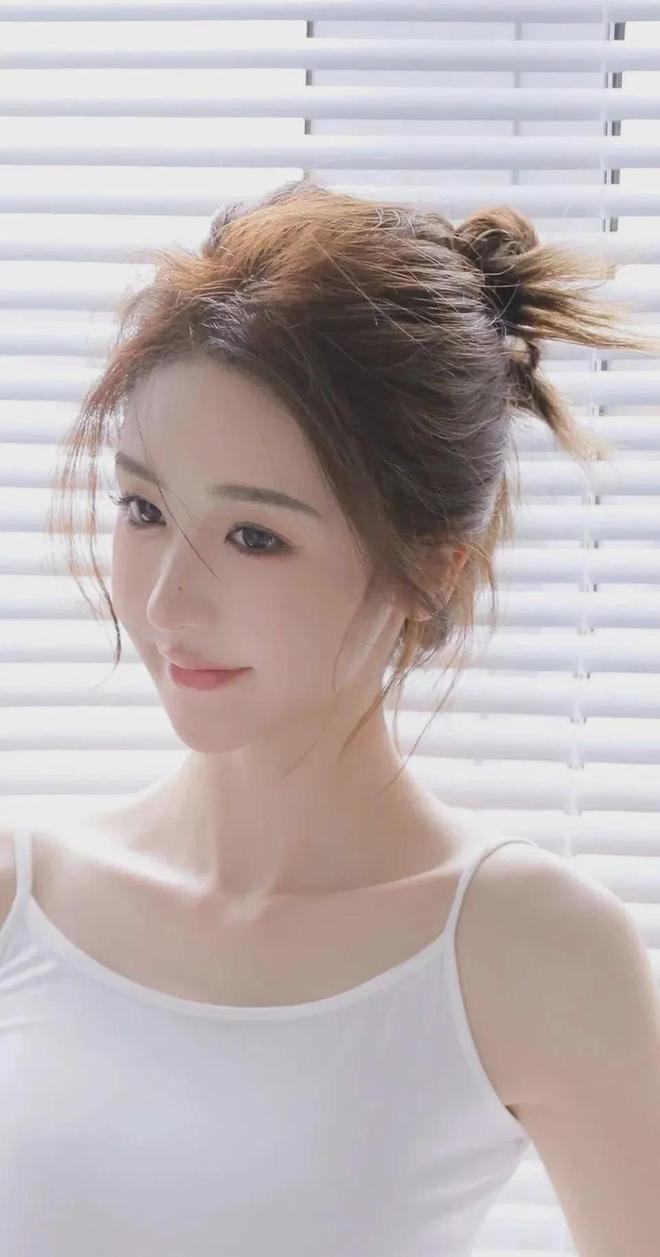 女人扒开双腿让男生捅30分钟(图1)