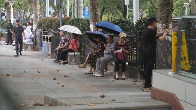 主打一个“听劝”！66张便民座椅上新破解“休憩难题”(图4)