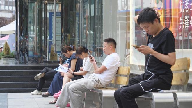 主打一个“听劝”！66张便民座椅上新破解“休憩难题”(图1)