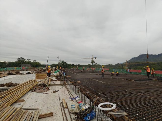 渝兴公司：国庆假期不停工项目建设“不打烊”(图1)