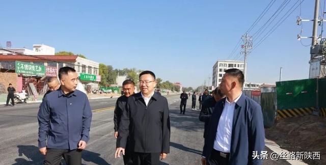 靖边曹龙调研市政道路改扩建工程时强调严把质量关统筹推进建设(图1)
