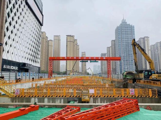 武汉地铁12号线：中铁五局承建的两站三区间”完工荣获“市政结构优质工程”称号(图1)