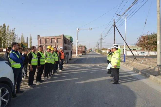 道路施工安全不松懈和硕公安交警约谈施工负责人及驾驶人并实施车辆专项检查(图2)