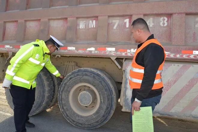 道路施工安全不松懈和硕公安交警约谈施工负责人及驾驶人并实施车辆专项检查(图5)