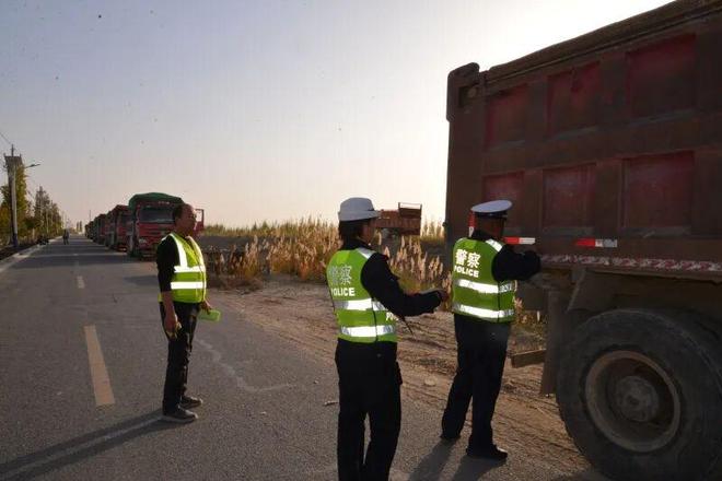 道路施工安全不松懈和硕公安交警约谈施工负责人及驾驶人并实施车辆专项检查(图3)