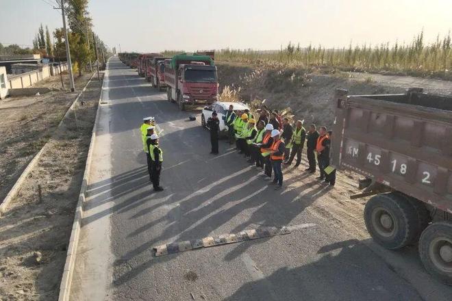 道路施工安全不松懈和硕公安交警约谈施工负责人及驾驶人并实施车辆专项检查(图1)
