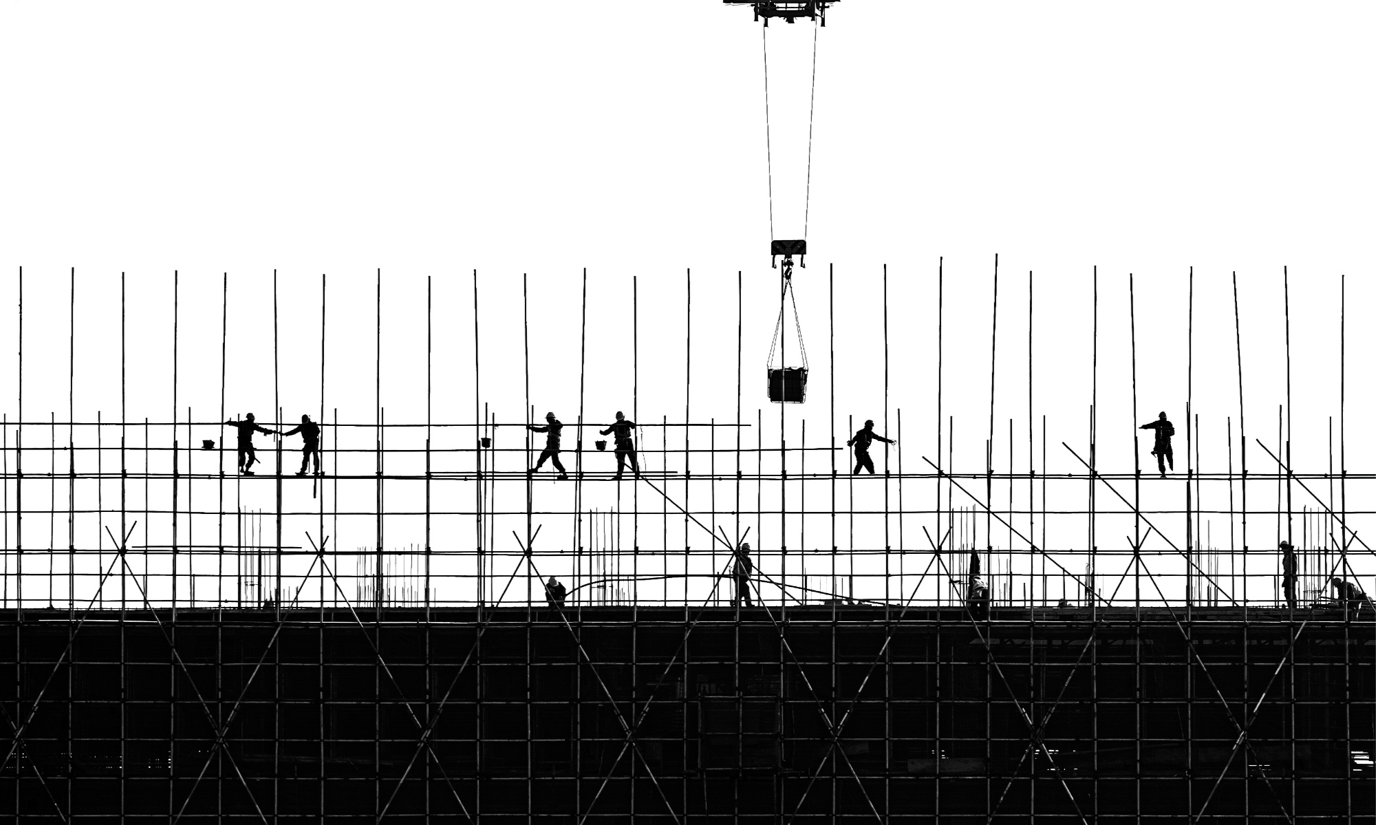 建筑工友在脚手架上弹出建设“音符”(图1)