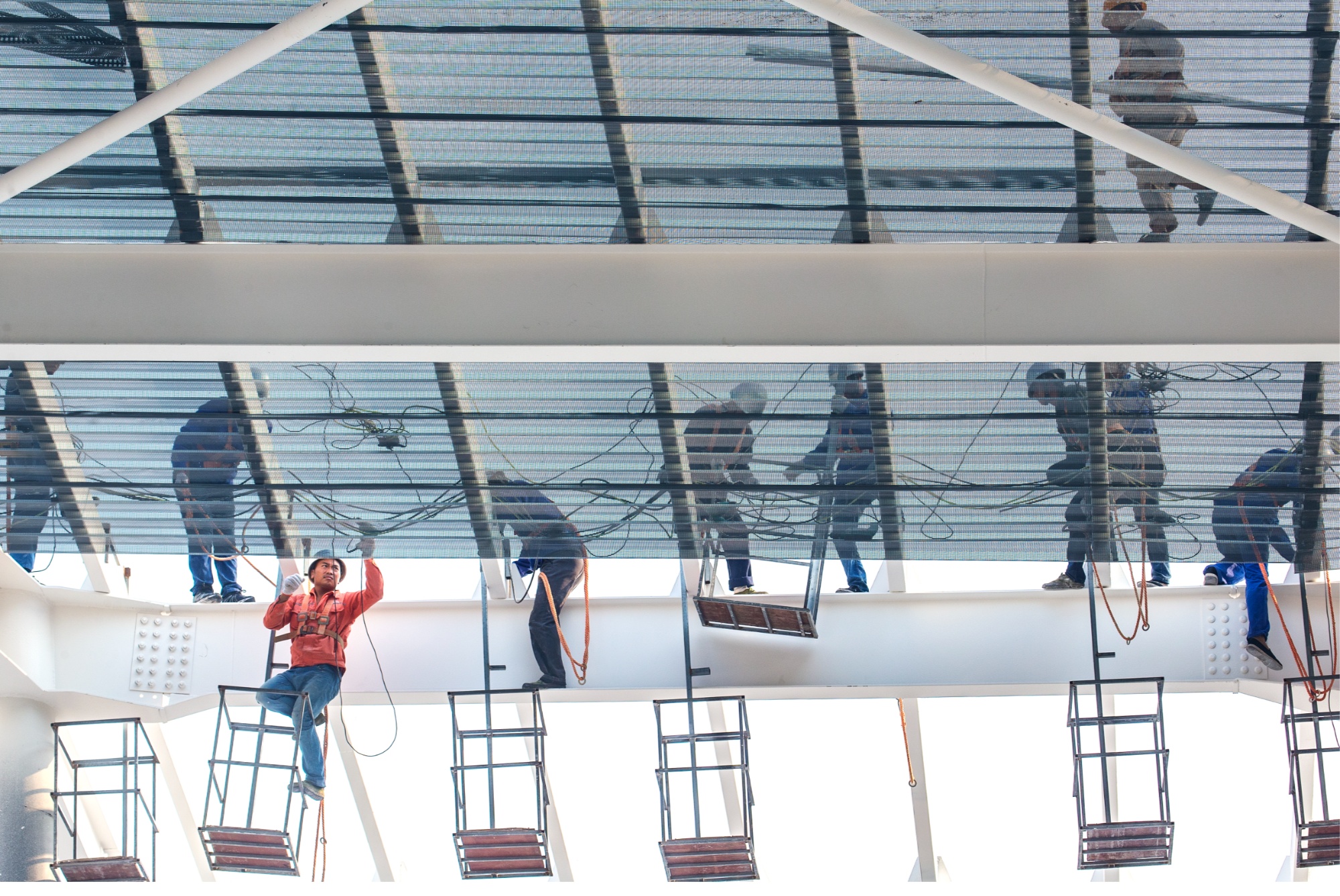 建筑工友在脚手架上弹出建设“音符”(图2)