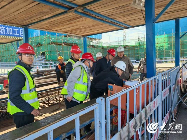 芝罘区住建局“四个强化”筑牢秋冬季建筑施工安全防线(图1)