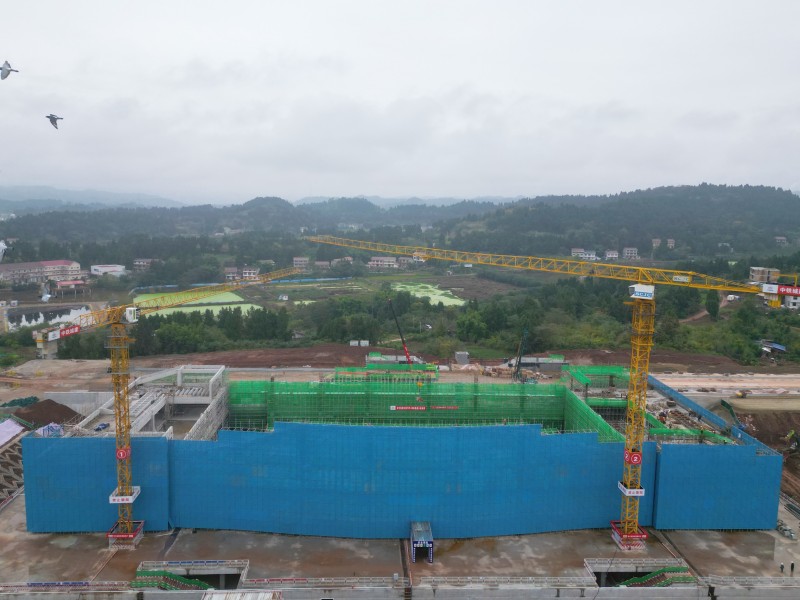 成渝中线全线首座站房完成主体混凝土结构封顶(图1)