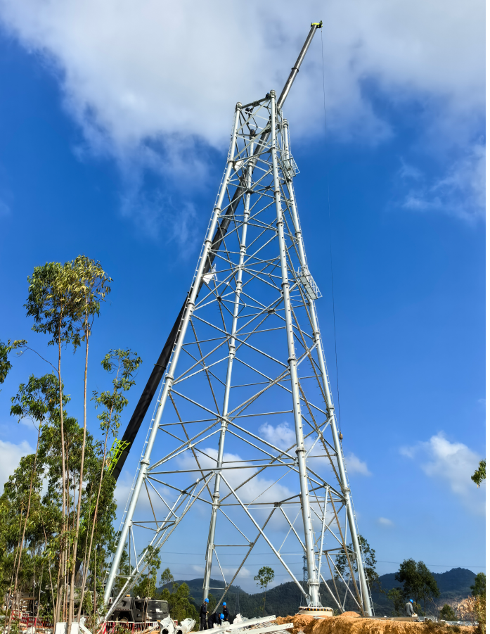 广东500千伏陆丰核电一期接入系统工程施工（标段三）进入组塔阶段(图1)