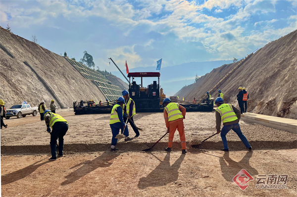 为全线标准化施工“打样”泸丘高速公路（红河段）级配碎石底基层试验段完成铺筑