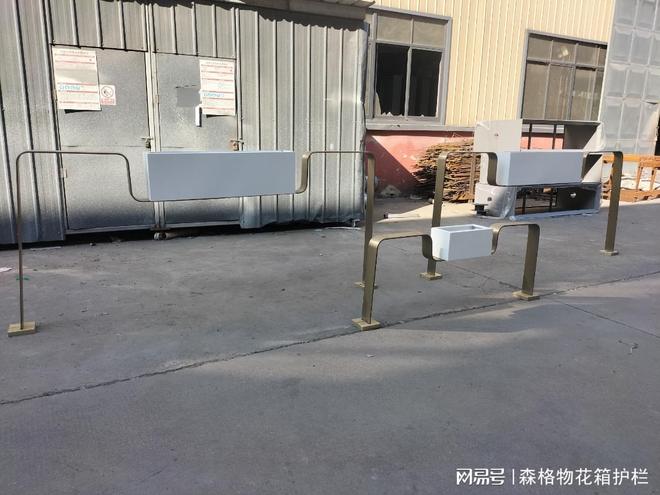 嘉兴护栏厂家轻奢景观护栏+花箱一体化高颜值高性价比(图1)