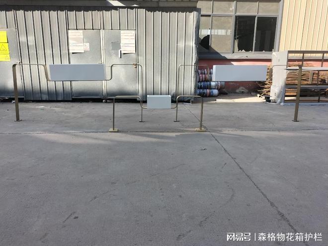 嘉兴护栏厂家轻奢景观护栏+花箱一体化高颜值高性价比(图2)